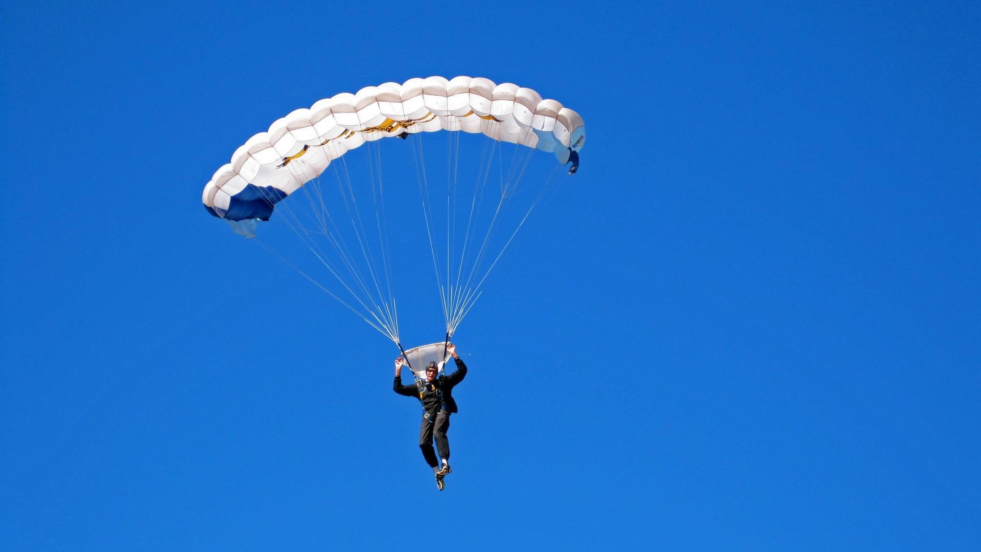 夜間水上滑索体验，激发运动激情，水上滑道尴尬视频